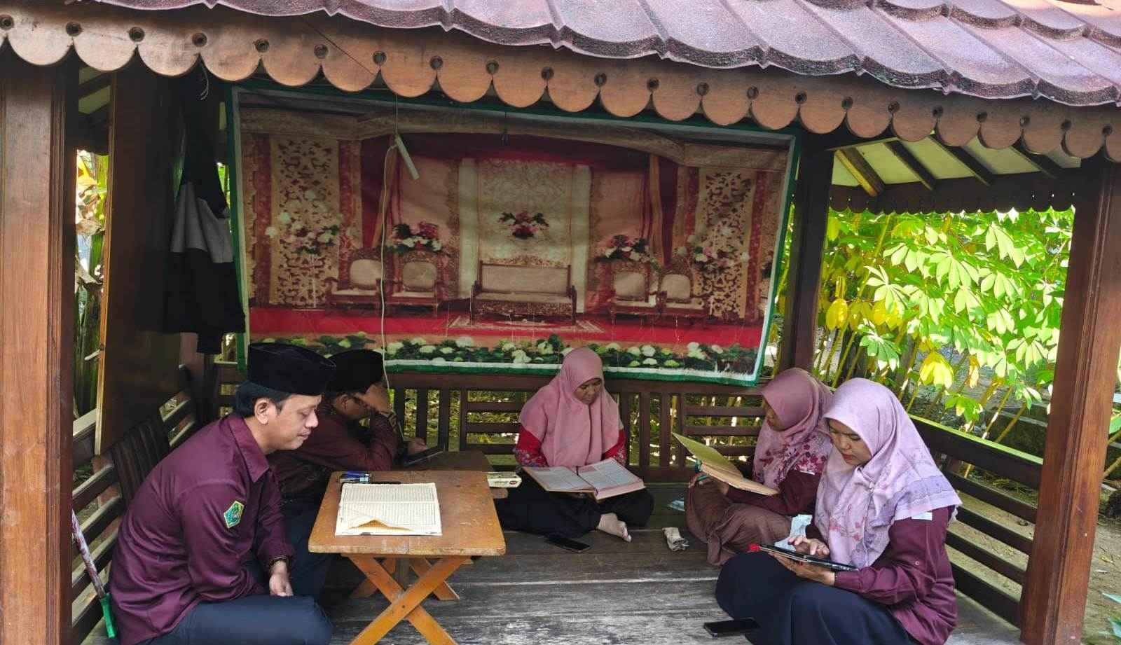 Kajian Rutin Tafsir Jalalain Bahas Surat Al-Baqarah Ayat 65–73, Penyuluh KUA Sumbang Perkuat Pemahaman Al-Quran