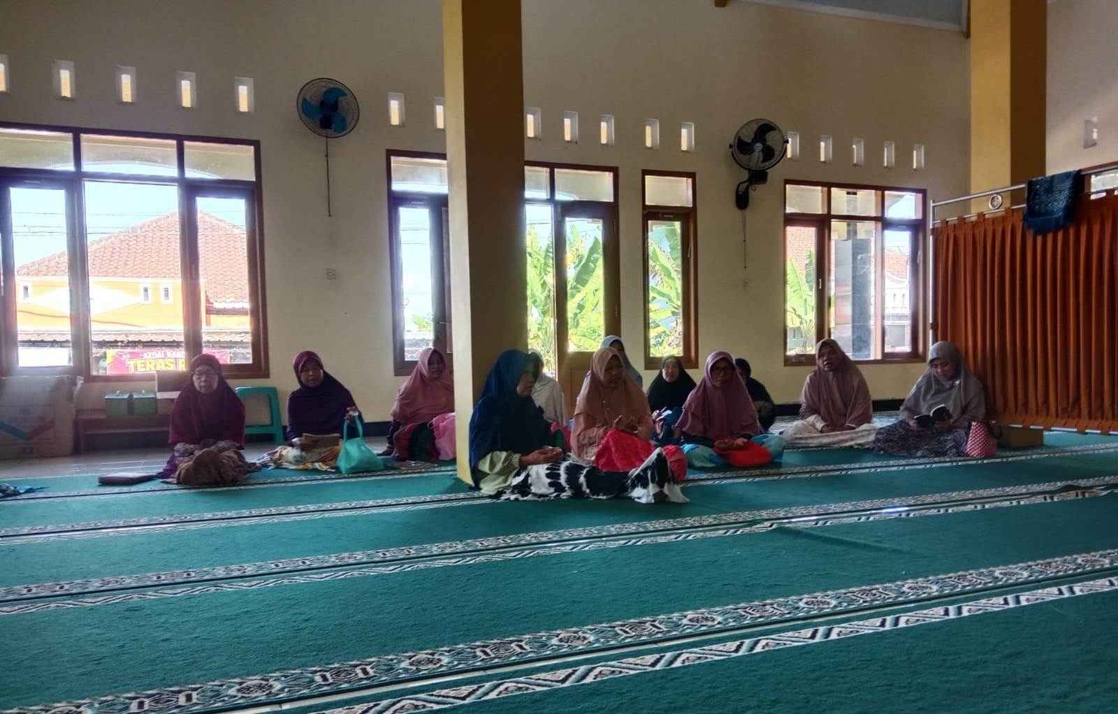 Tingkatkan Literasi Keagamaan, Penyuluh KUA Gumelar Tekankan Keutamaan Menuntut Ilmu di MT Baitul Mukminin