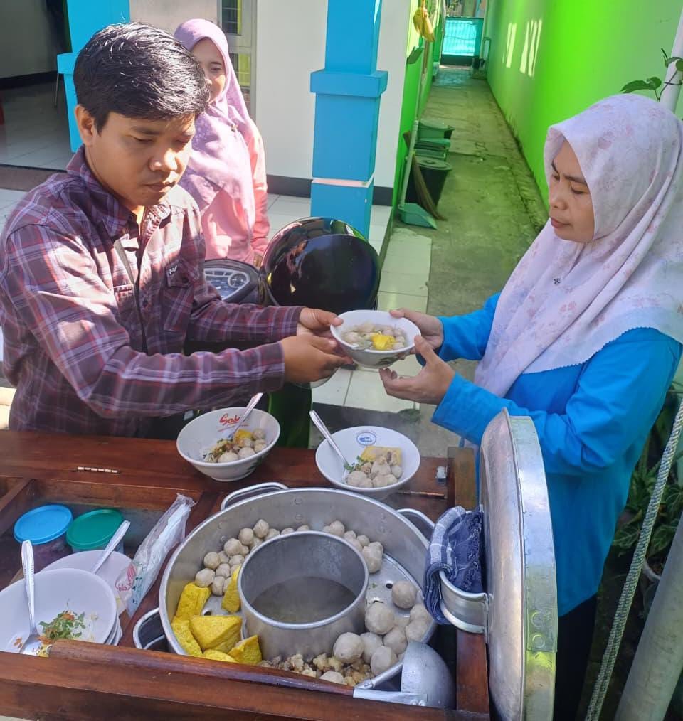 Perkuat Kebersamaan dan Kekompakan, Pegawai KUA Makan Bakso Bersama
