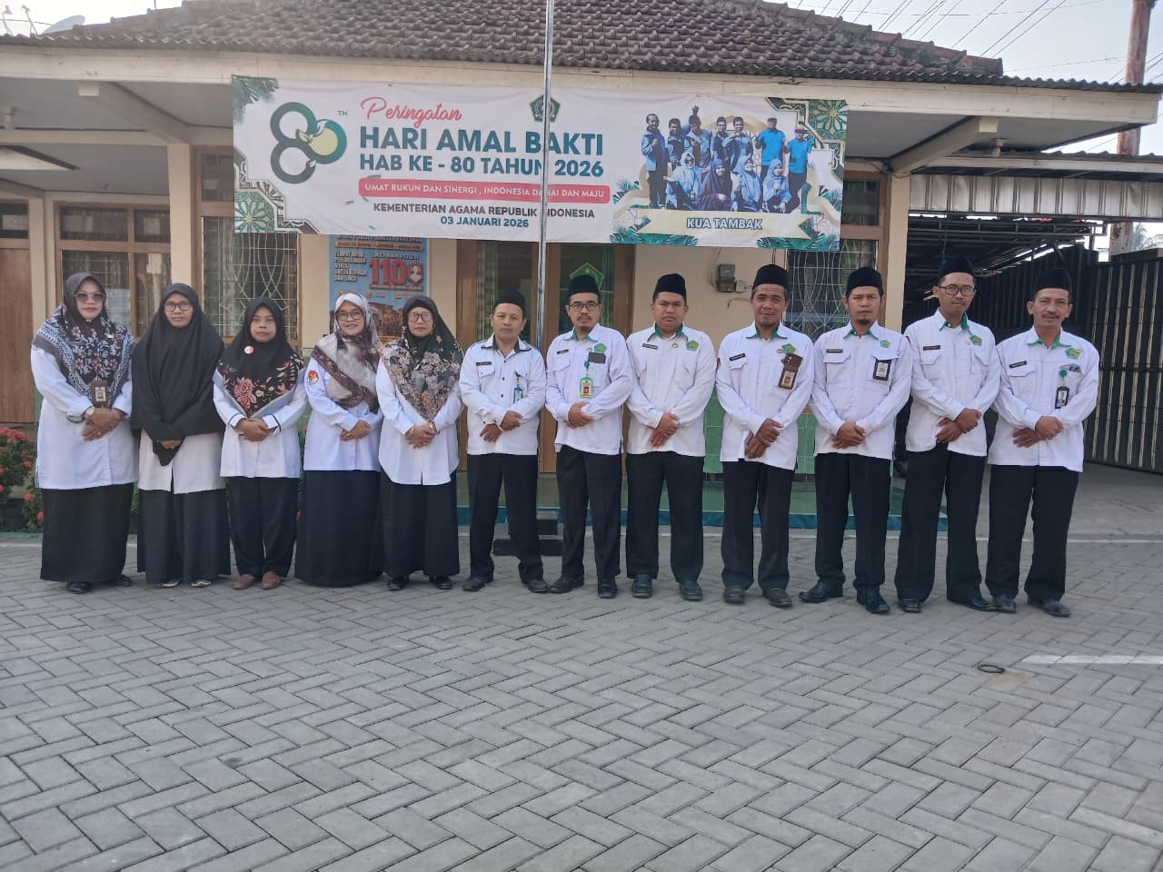 Kekompakan Pegawai KUA Tambak Tercermin dalam Seragam dan Semangat Kerja