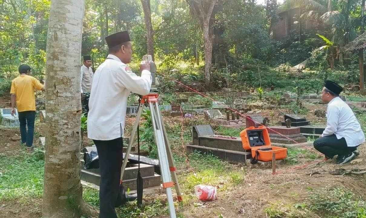 Kalibrasi Arah Kiblat Terus Berlanjut, KUA Cilongok Sasar 3 Mushola dan 2 Makam di Desa Gununglurah
