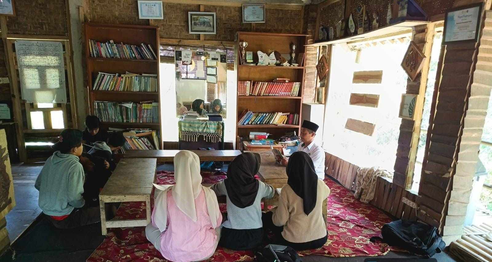Penyuluh KUA Cilongok Sosialisasikan Bahaya HIV/AIDS di MTs Pakis Gununglurah