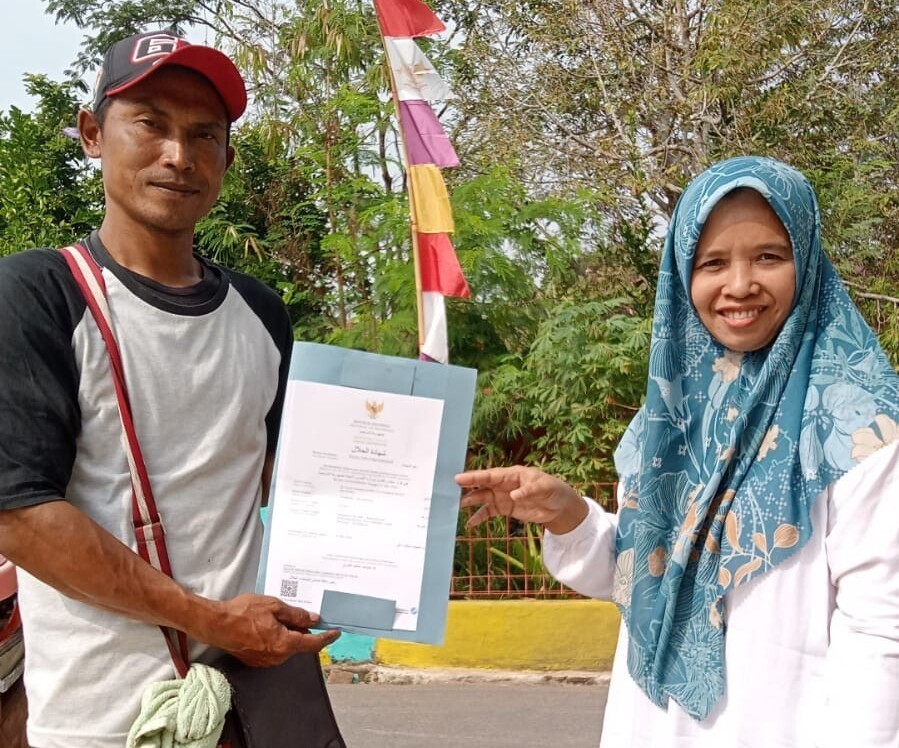 Resmi Halal! Ulung Pedagang Es Cau  Terima Sertifikat Halal dari Penyuluh Agama Islam KUA Sumpiuh