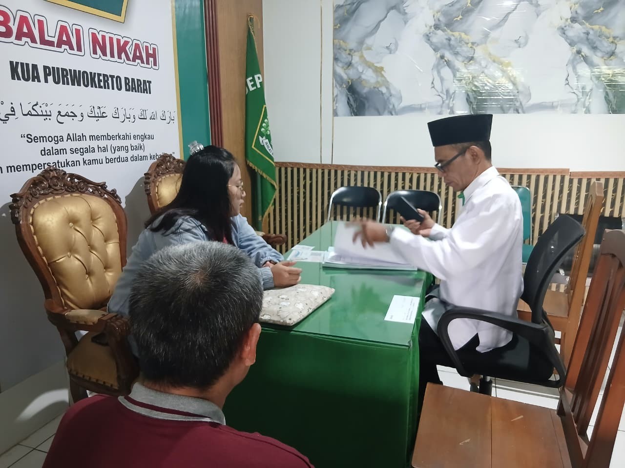Penghulu KUA Periksa Berkas Catin Asal Rejasari Didampingi Wali