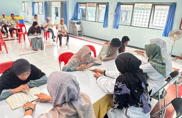 Melawan Lupa, Semangat Lansia RPS Sudagaran Belajar Mengaji Bersama Penyuluh KUA Banyumas