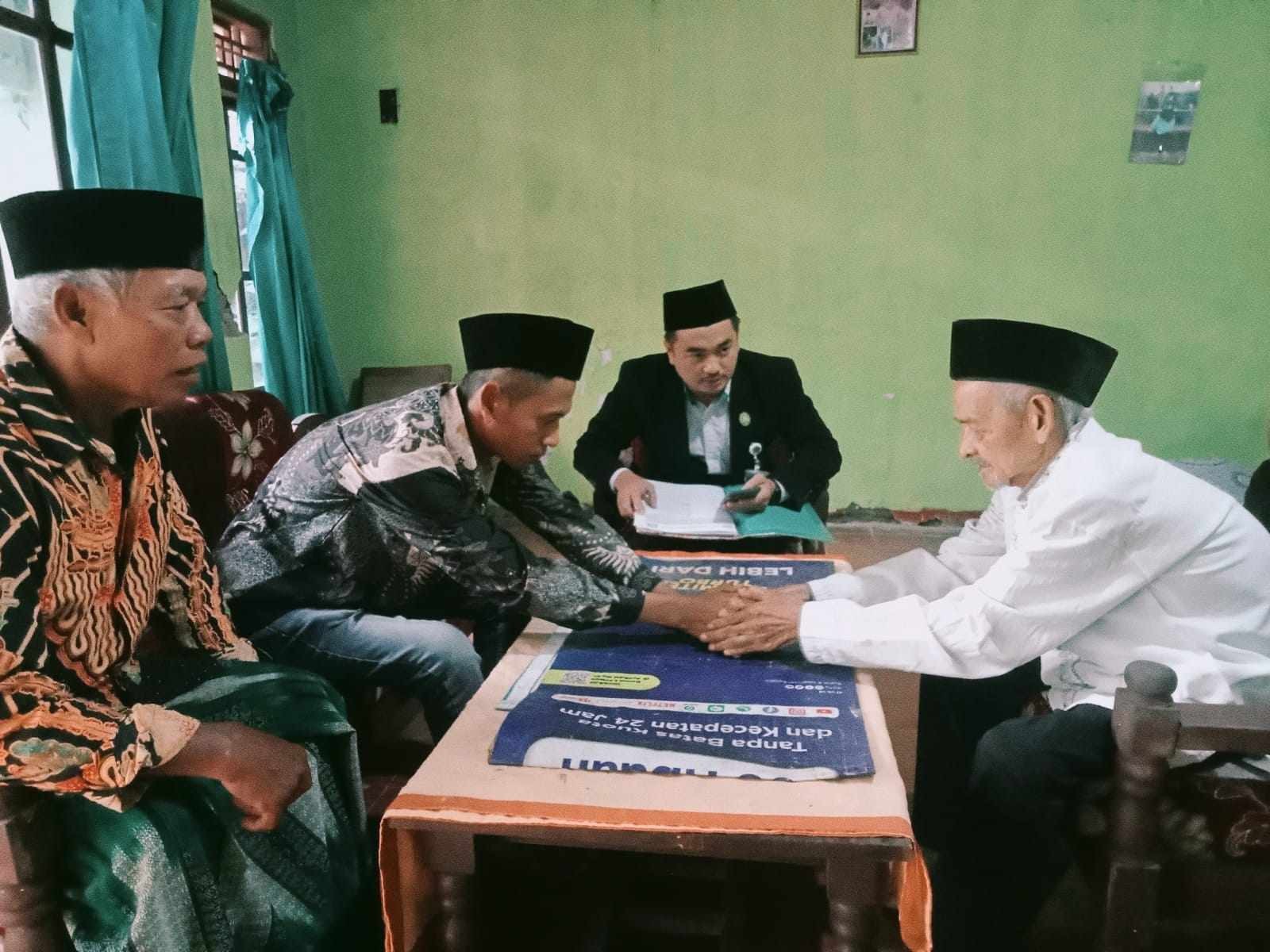 Penghulu KUA Ajibarang Saksikan Pasrah Wali dan Pimpin Akad Nikah di Dua Desa