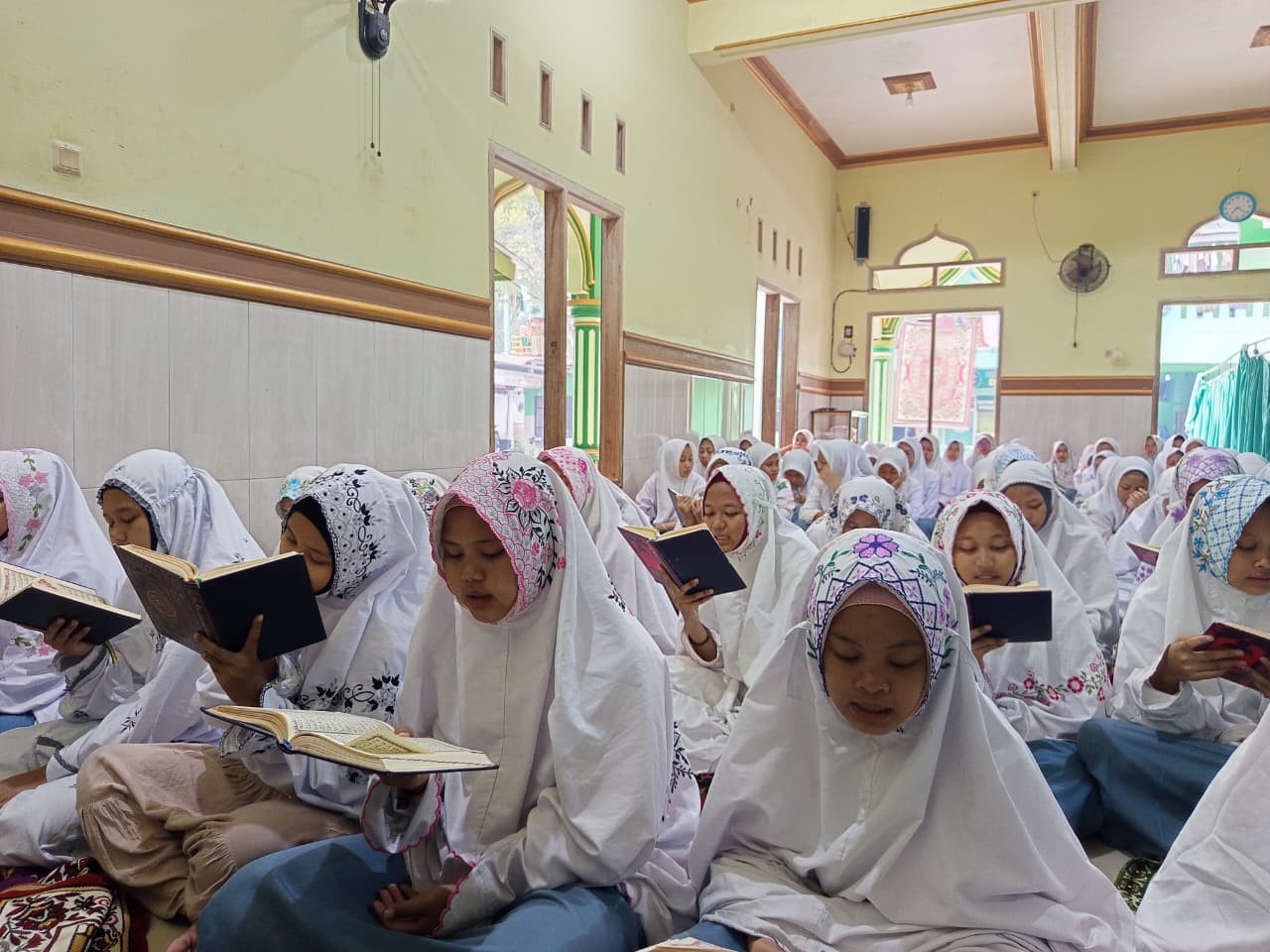 Budayakan Cinta Al-Quran, MA Maarif NU 1 Kemranjen Gelar Tadarus Rutin Sebelum Pembelajaran