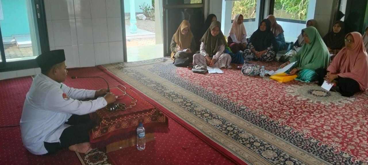 KUA Gumelar Edukasi Jemaah MT Hijrotunnisa Cihonje tentang Mulianya Keutamaan Ilmu