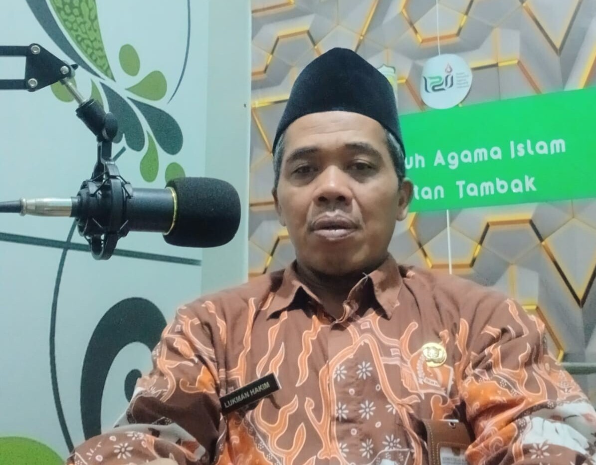 Tingkatkan Kualitas Spiritual, Penyuluh KUA Tambak Lukman Hakim Mengisi Pengajian Kitab Nasoihul Ibad di Studio KUA