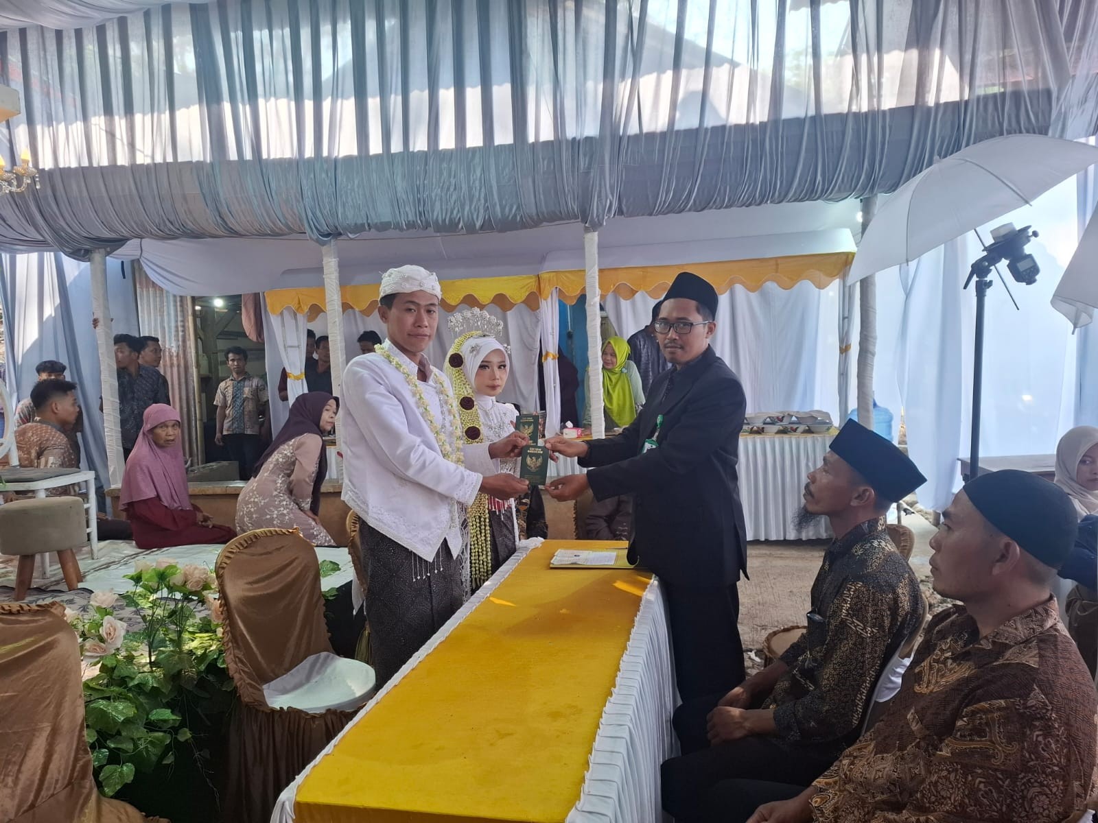 Suasana Penuh Hikmat, Penghulu KUA Tambak Pimpin Akad Nikah Rifki Tufail dan Siti Nurhidayati di Watuagung