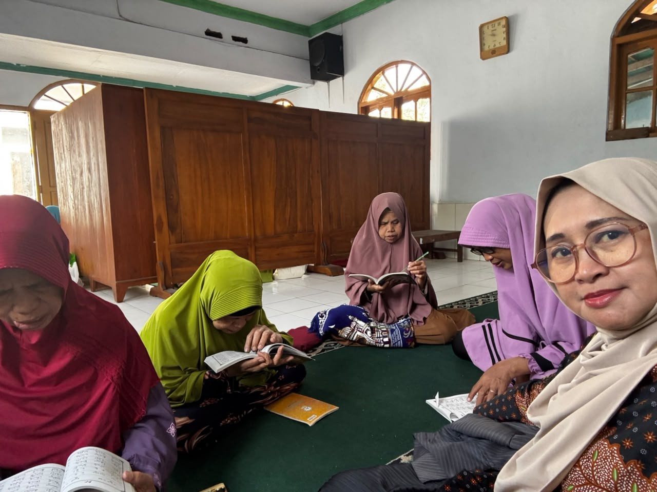 Penyuluh Berikan Bimbingan Iqra Jilid 4 di MT Al Qorib Pasirmuncang