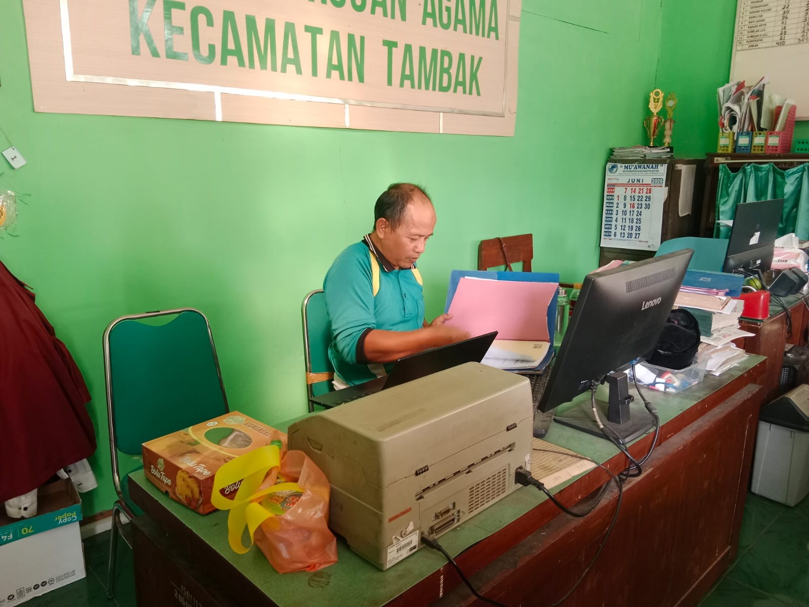Optimalkan Pelayanan, Staf KUA Tambak Cetak Buku Nikah Usai Berkas Pemeriksaan Lengkap