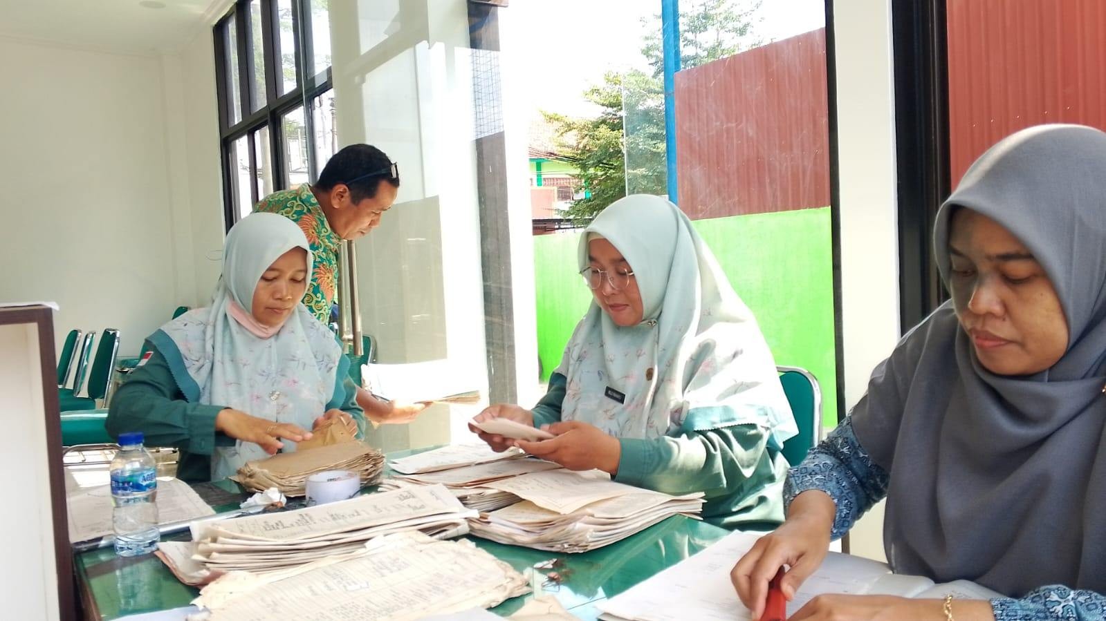 KUA Ajibarang Gerak Cepat Rapikan Arsip Nikah