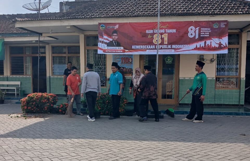Sambut Bulan Kemerdekaan, Pegawai KUA Tambak Gelar Jumat Bersih dan Pasang Banner HUT ke-81 RI