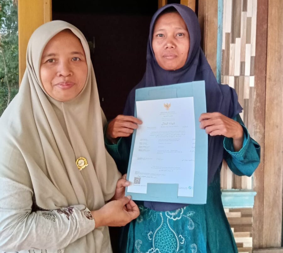 Dukung Pelaku UMKM Kuliner, Penyuluh Agama KUA Sumpiuh Serahkan Sertifikat Halal untuk Usaha Lontong dan Arem-Arem
