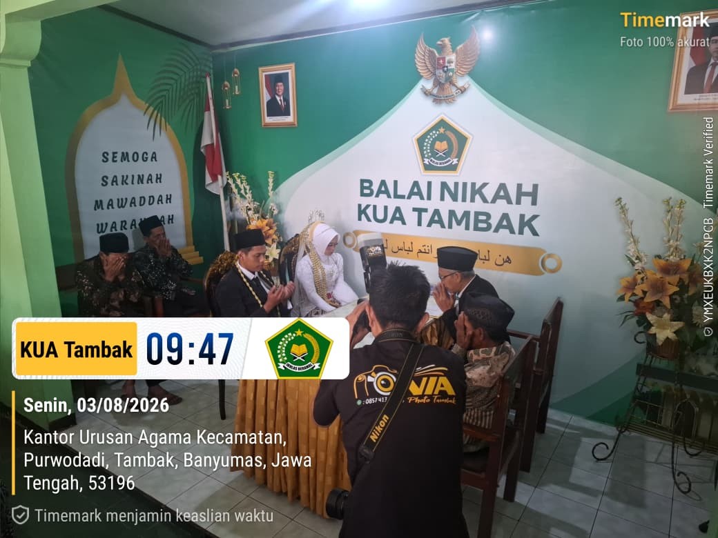 Akses Jalan Terhambat Tak Surutkan Niat: Pasangan Endrik dan Waliatul Resmi Menikah di KUA Tambak