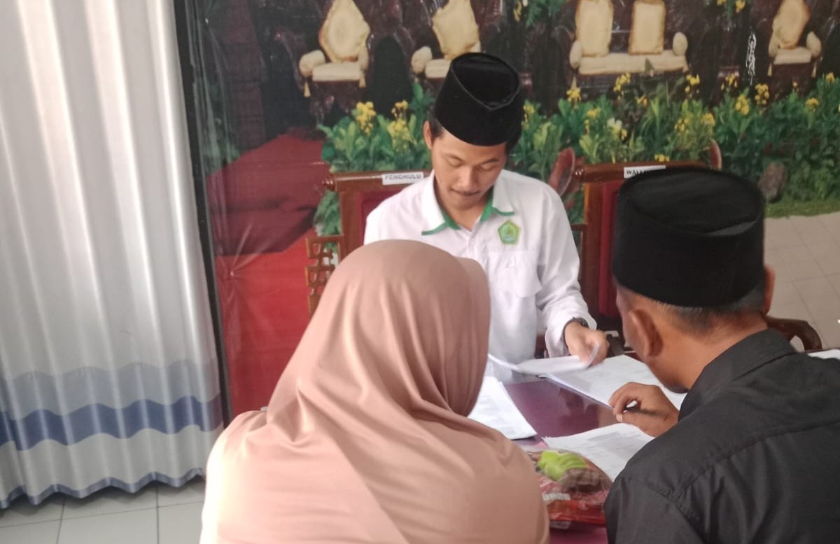 Penghulu KUA Laksanakan Verifikasi Berkas (Jongok) Catin untuk Pastikan Kelengkapan Administrasi