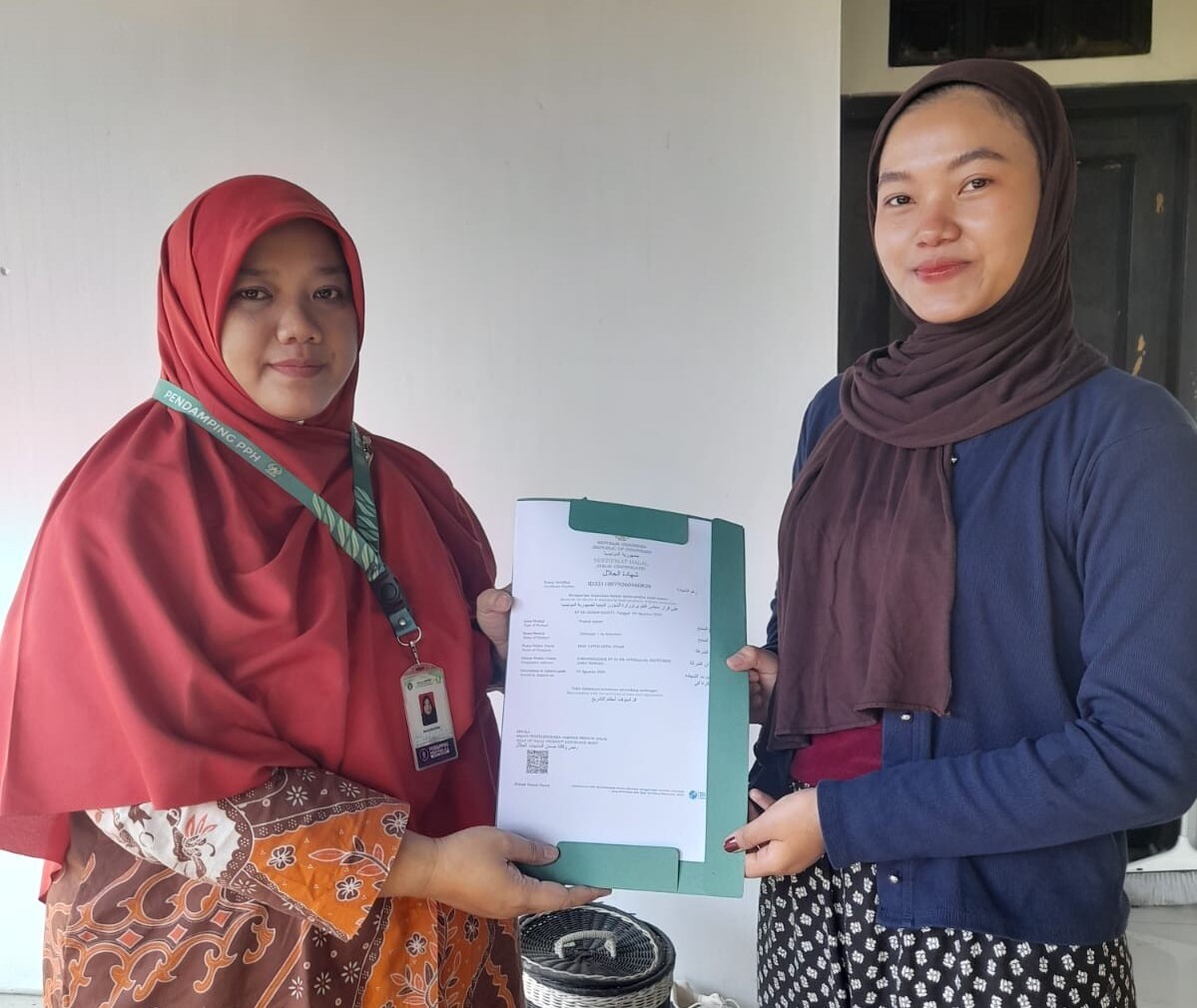 Penyuluh KUA Pekuncen Serahkan Sertifikat Halal kepada Pelaku Usaha Roti di Desa Karangklesem