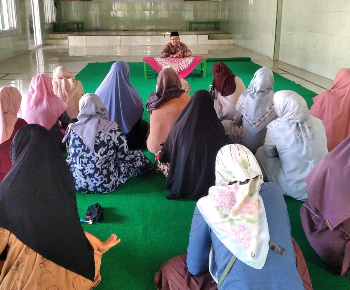 Membangun Sinergi Keluarga dan Sekolah, Penyuluh Agama Islam KUA Pekuncen Berikan Bimbingan kepada Wali Murid RA Diponegoro 154 Pekuncen
