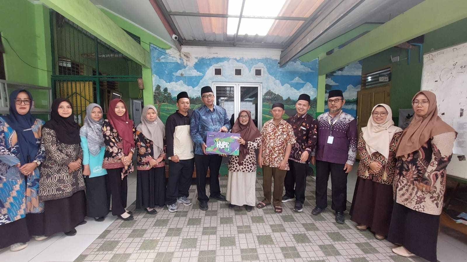 Dukung Digitalisasi Madrasah, Kemenag Banyumas Serahkan Bantuan Laptop untuk MI Maarif NU Ciberem