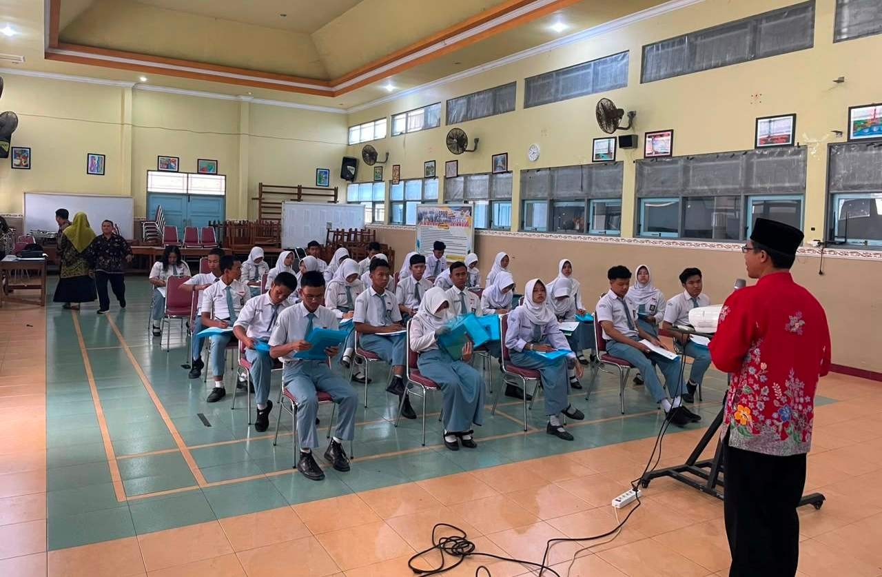 Penyuluh KUA Banyumas Ajak Siswa Fokus pada Cita-Cita lewat Gerakan Tepuk Remaja Qeren Qurani