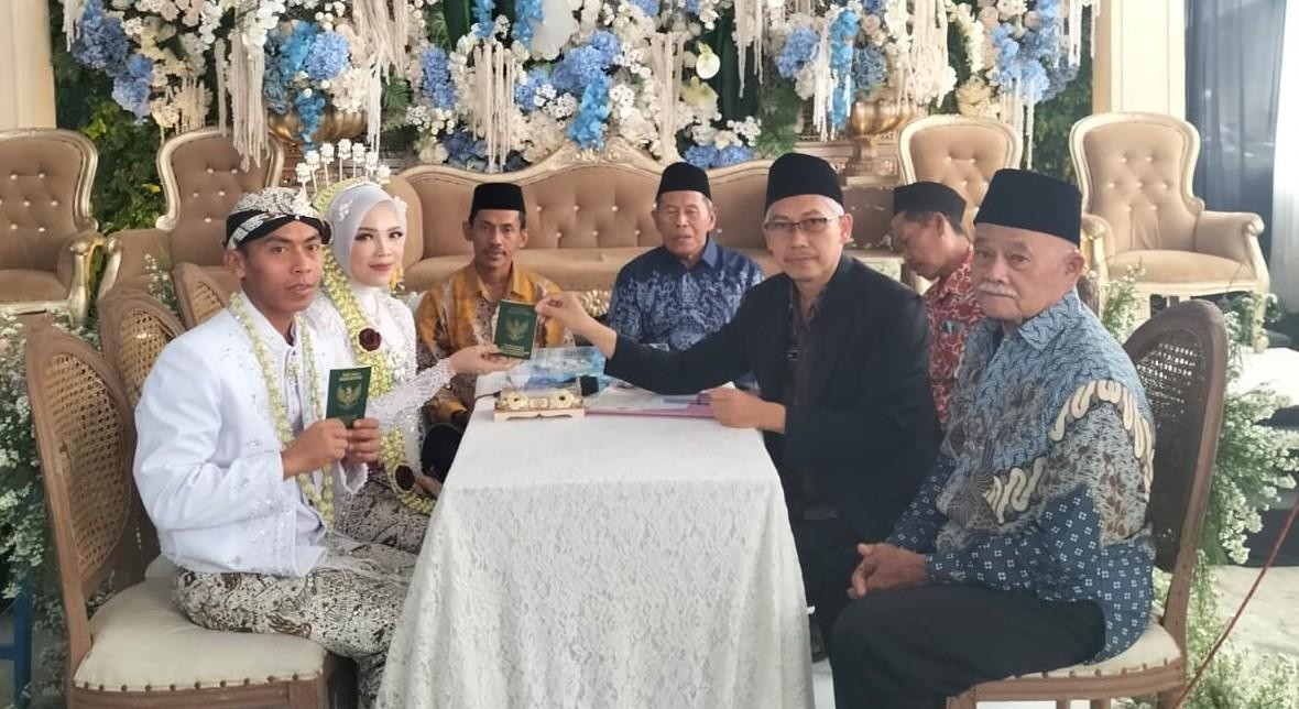Penuh Sakral dan Hikmah, Kepala KUA Tambak Pimpin Akad Nikah di Karangpetir