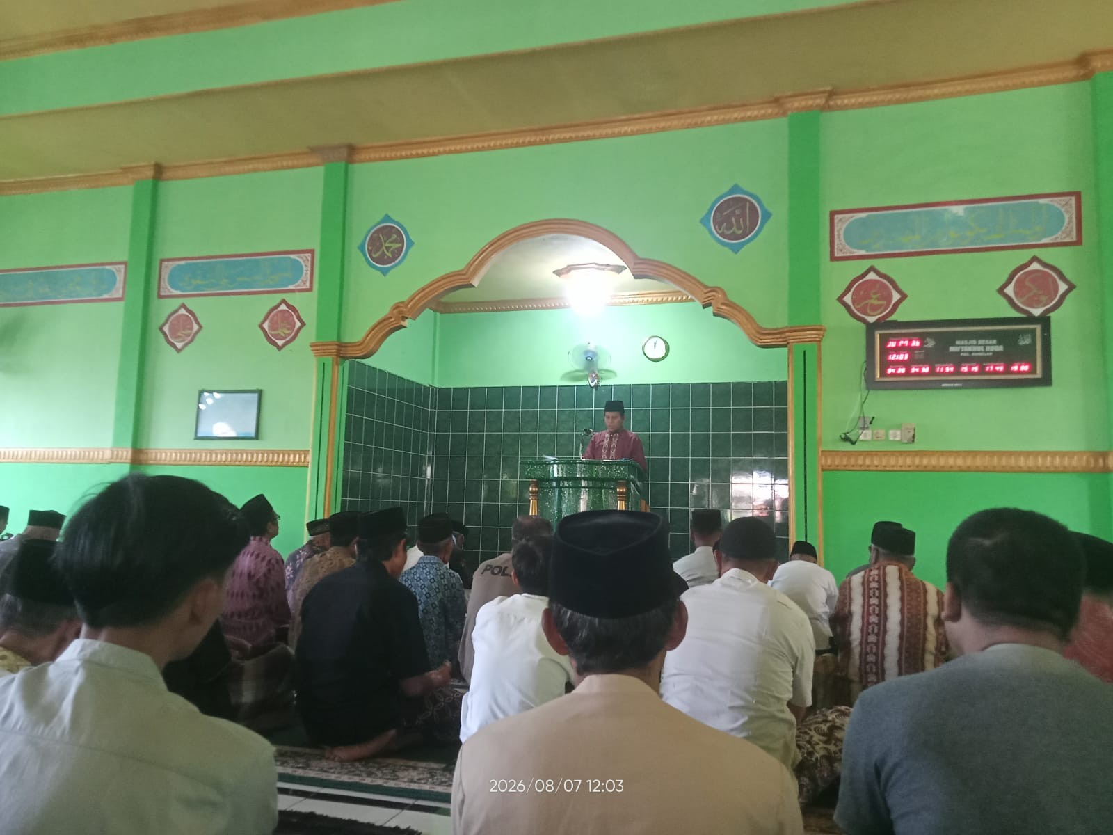 Isi Kemerdekaan dengan Aksi Nyata, Penyuluh KUA Gumelar Sampaikan Khotbah Sentral di Masjid Besar Miftahul Huda 