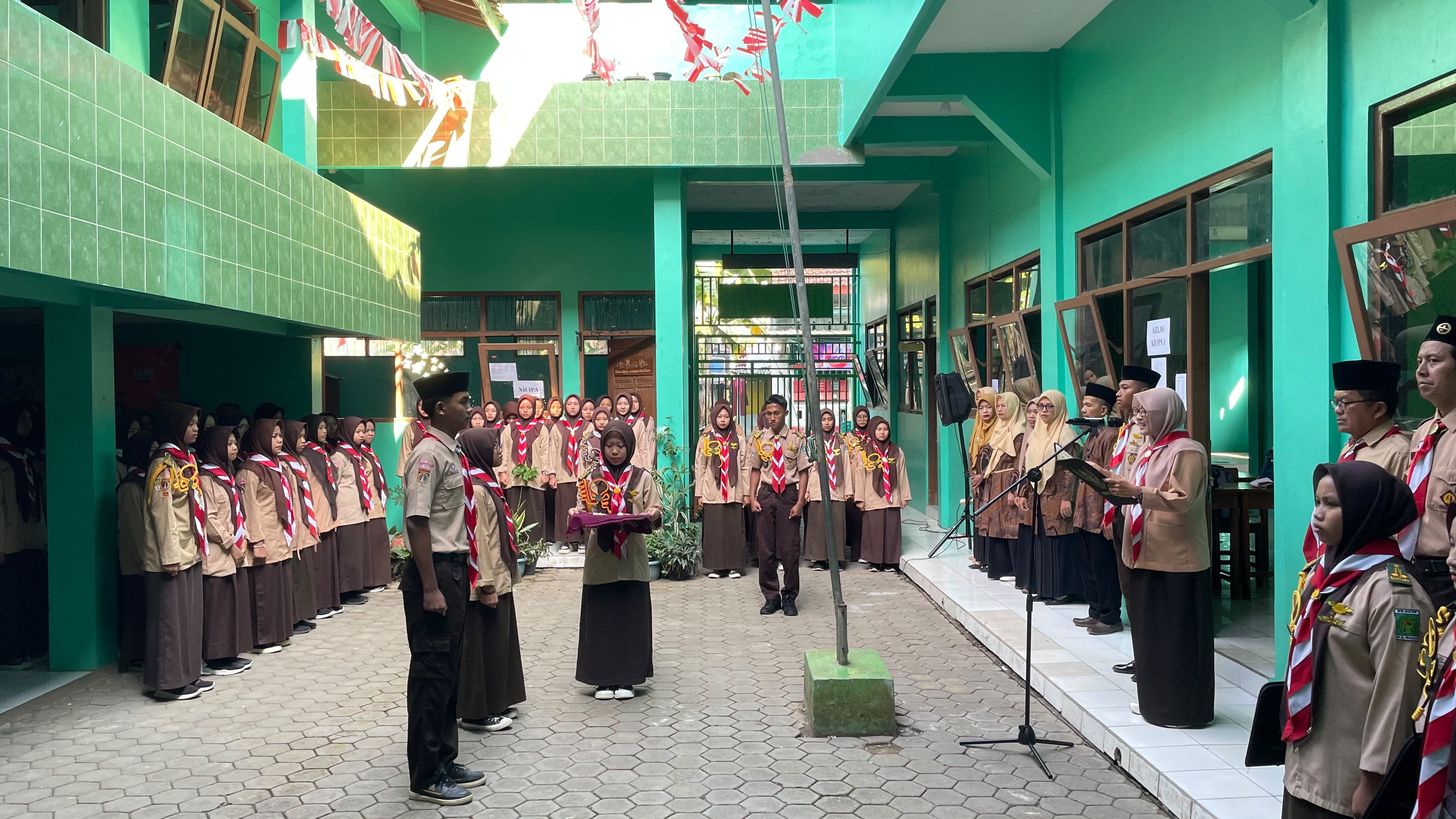 MA Al Ikhsan Beji Peringati Hari Pramuka Nasional dengan Pelantikan Tamu Ambalan Berbalut Prosesi Adat
