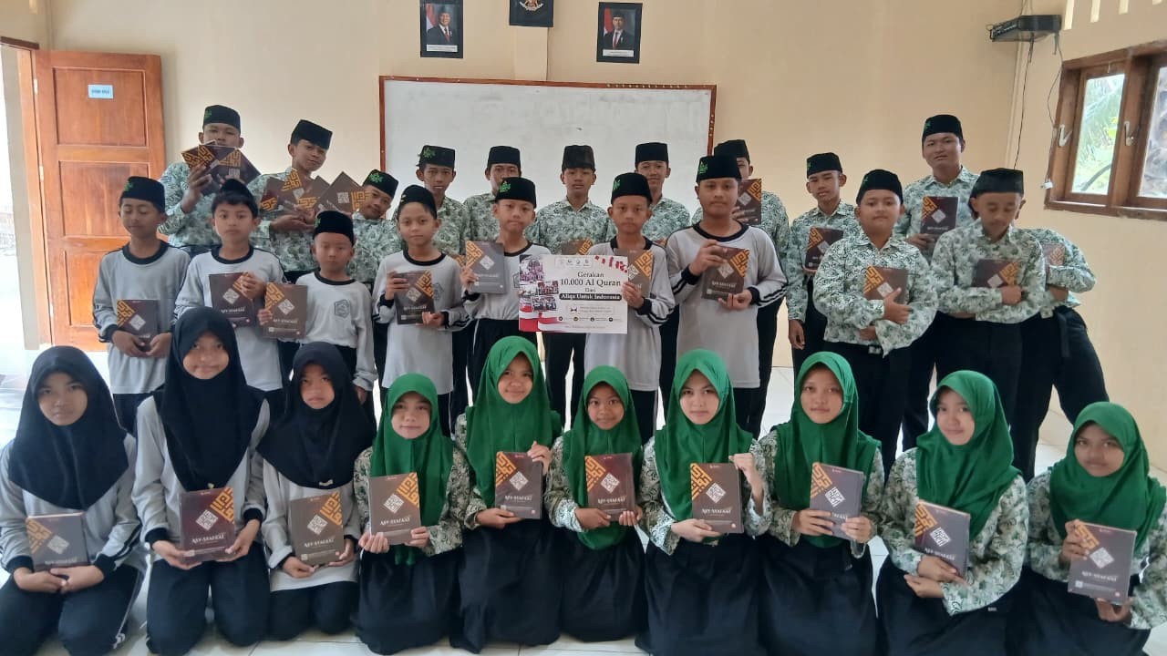 MTs Manbaul Falah Gerduren Terima Wakaf Al-Quran dalam Gerakan 10.000 Al-Quran dari Aliqa untuk Indonesia 