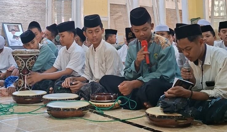Murid MTs Modern Al Azhary Ajibarang Sekaligus Santri Ponpes Modern Tahfidzul Quran Al-Azhary Gelar Khataman dan Maulid Nabi
