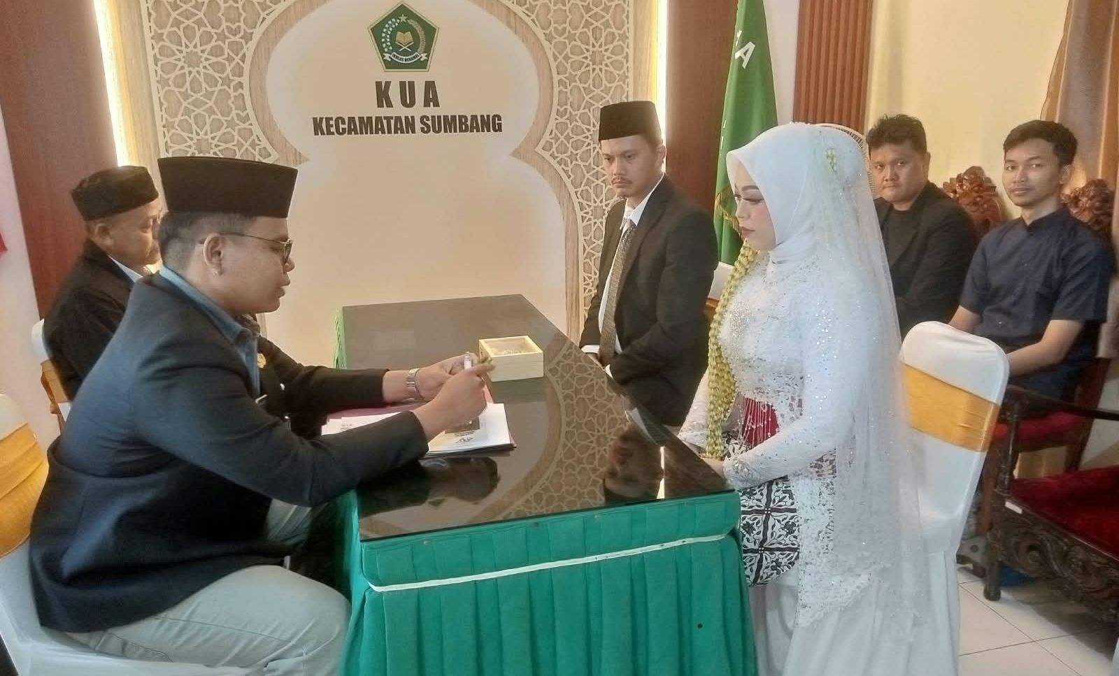 Dua Pasang Pengantin Menikah di Bulan Rabiul Awal di Balai Nikah KUA Sumbang
