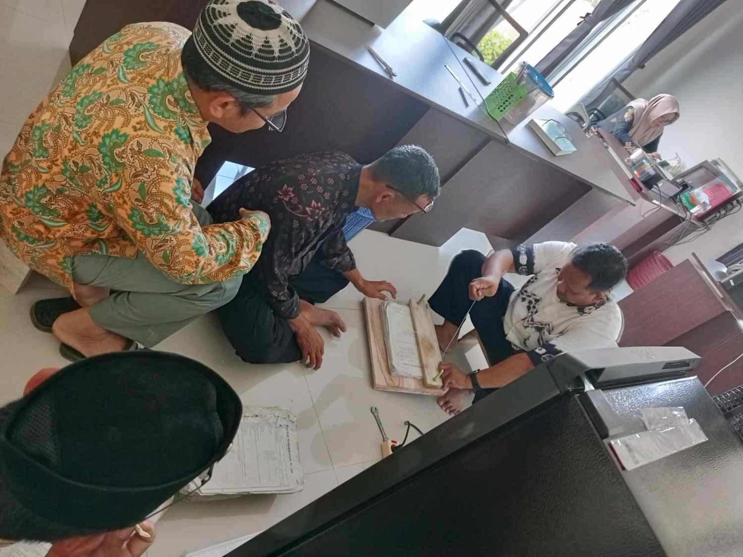Inovatif dan Hemat Anggaran: Kepala KUA Somagede Inisiasi Penjilidan Manual Berkas Nikah Lampau