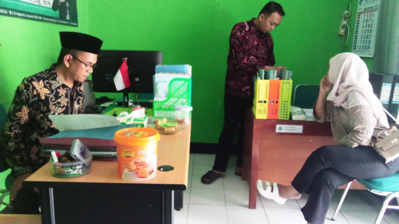 KUA Berikan Pelayanan Pembuatan Kartu Nikah bagi Warga Kedungwuluh