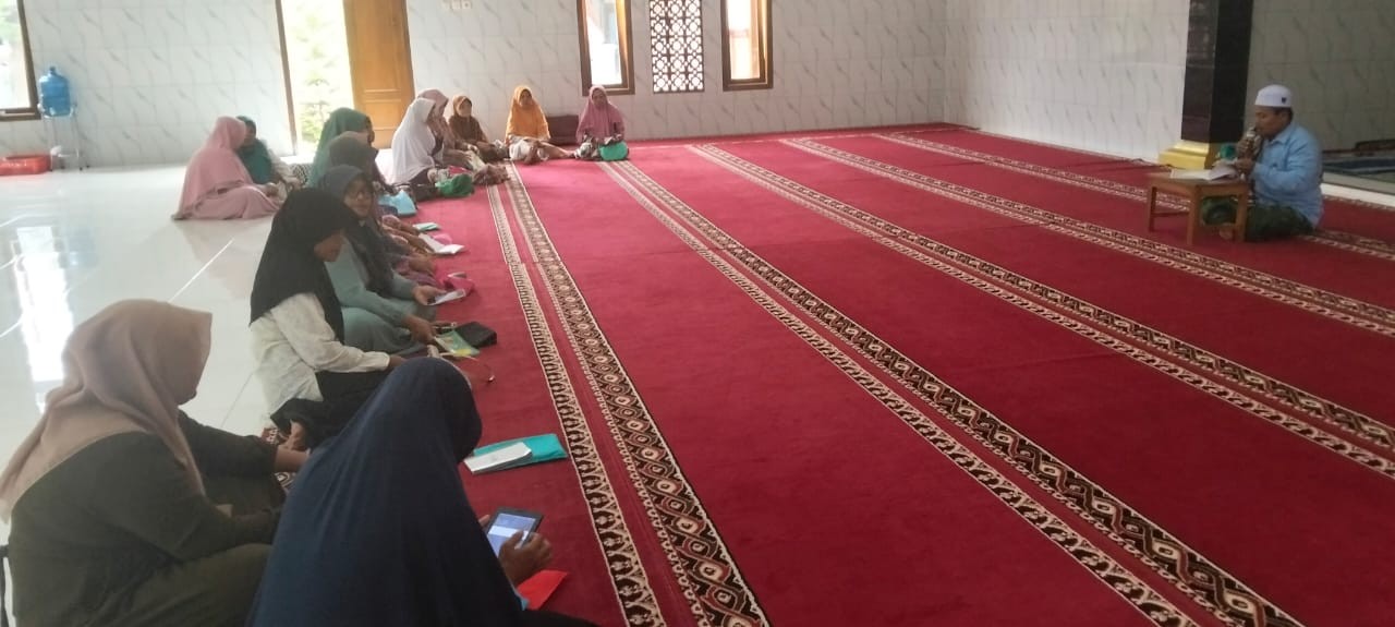 Penyuluhan KUA Gumelar Ajak Warga Teladani Akhlak Nabi Muhammad SAW di MT Sifaul Qulub