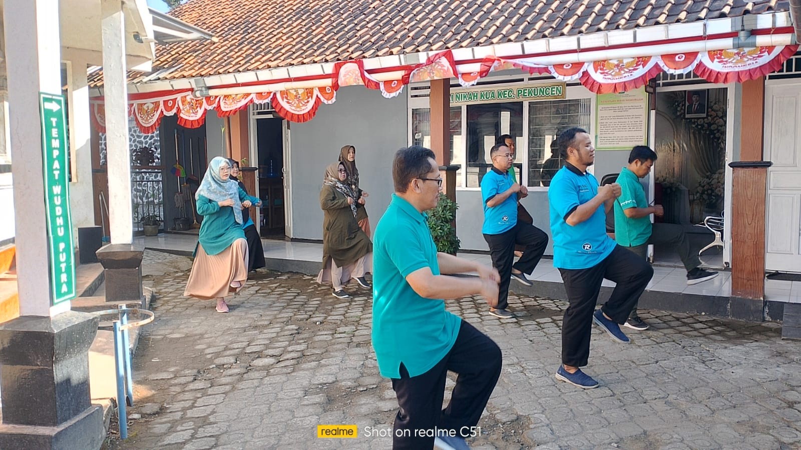 Jaga Kebugaran dan Kekompakan, KUA Pekuncen Gelar Senam Jumat Pagi