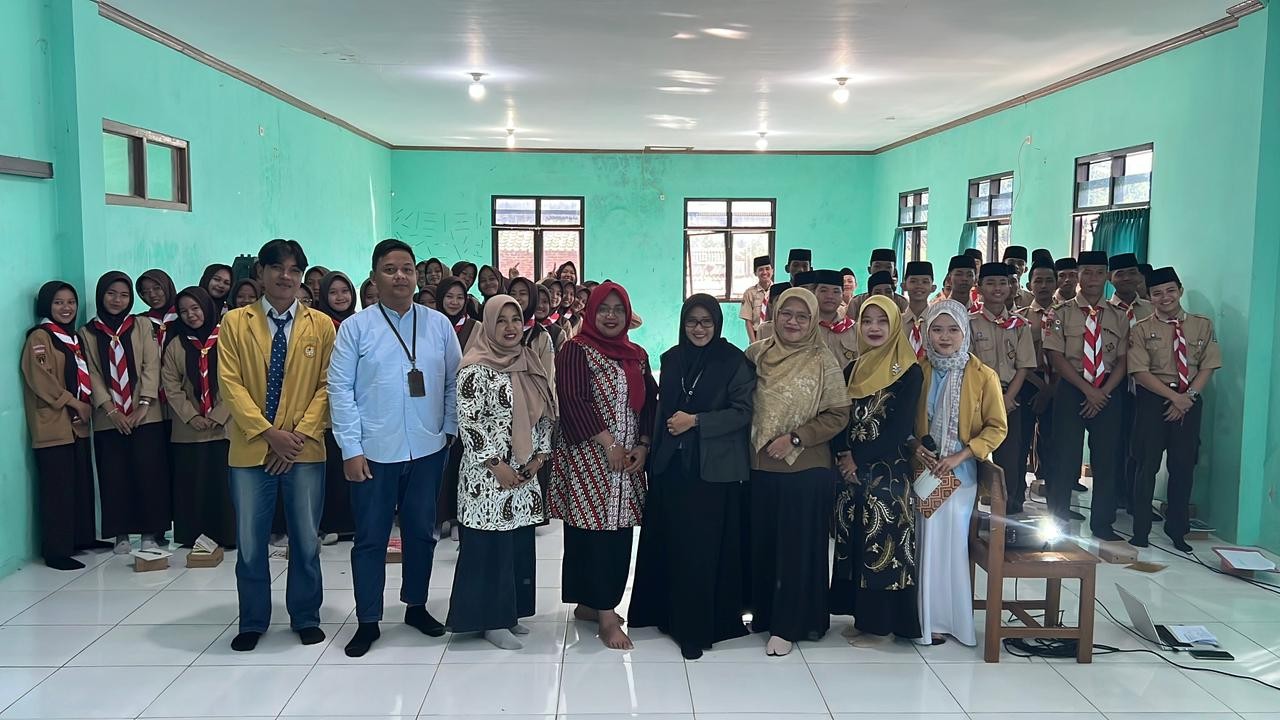 Dosen Unsoed Dampingi Remaja MA Al Ikhsan Beji Pahami Batas Fiksi dan Realita Lewat Karya Sastra