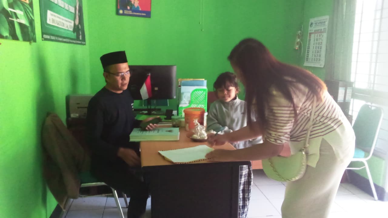 KUA Purbar Layani Permohonan Duplikat Buku Nikah Warga Jatilawang