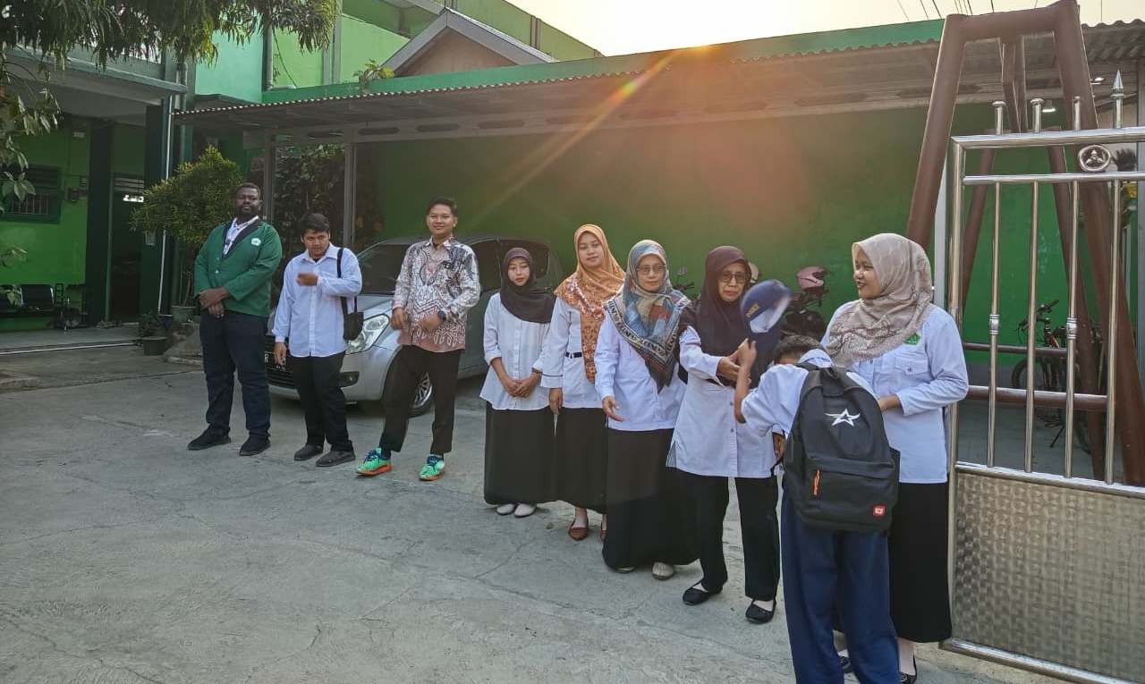 Biasakan 5S Setiap Pagi, MTs MANU 1 Sokaraja Tanamkan Sikap Santun dan Disiplin