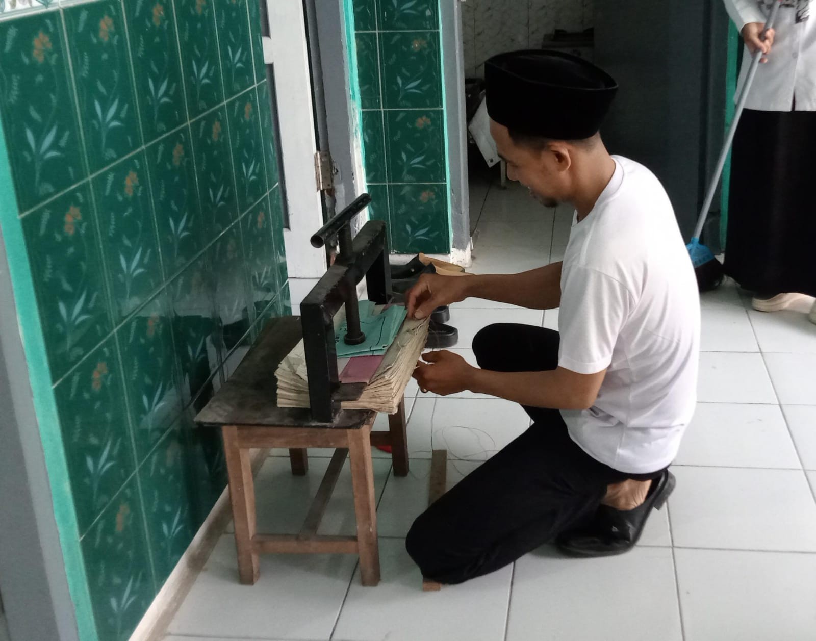 Tolak Lapuk Dimakan Zaman: KUA Sumpiuh Rawat dan Jilid Ulang Dokumen Nikah Era 70-an