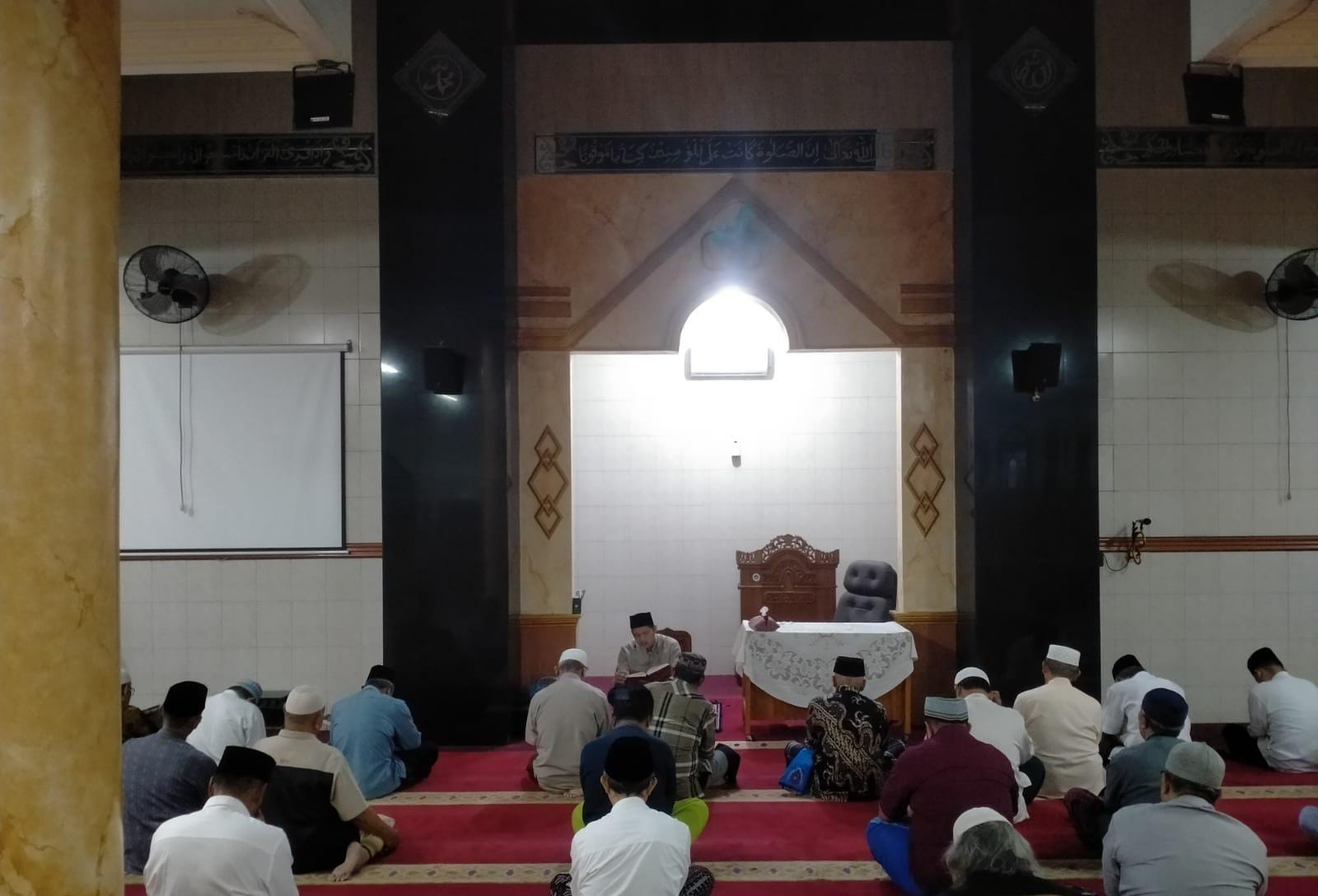 Penyuluh KUA Purwokerto Selatan Gelar Pembacaan Kitab Riyadhus Sholihin di Masjid Al Amin Karangpucung