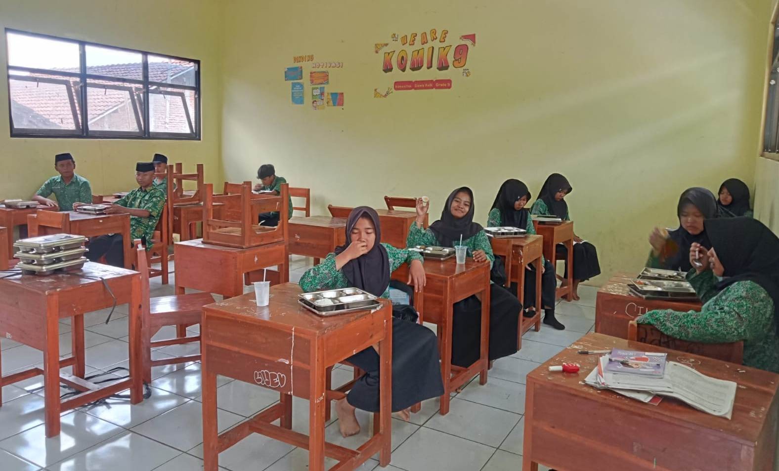Dukung Kesehatan dan Fokus Belajar, Siswa MTs Nurul Iman Cikembulan Santap Menu Makan Bergizi Gratis Bersama