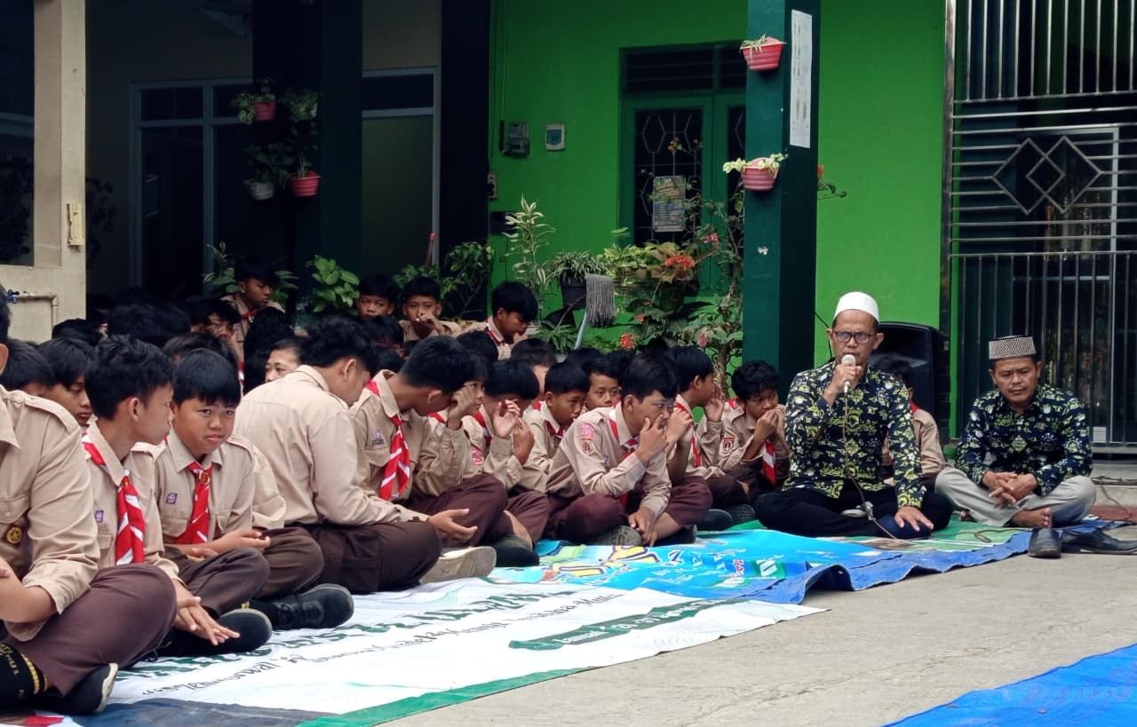 Lantunan Asmaul Husna dan Doa Bersama Awali Pembiasaan Jumat Pagi di MTs MANU 1 Sokaraja