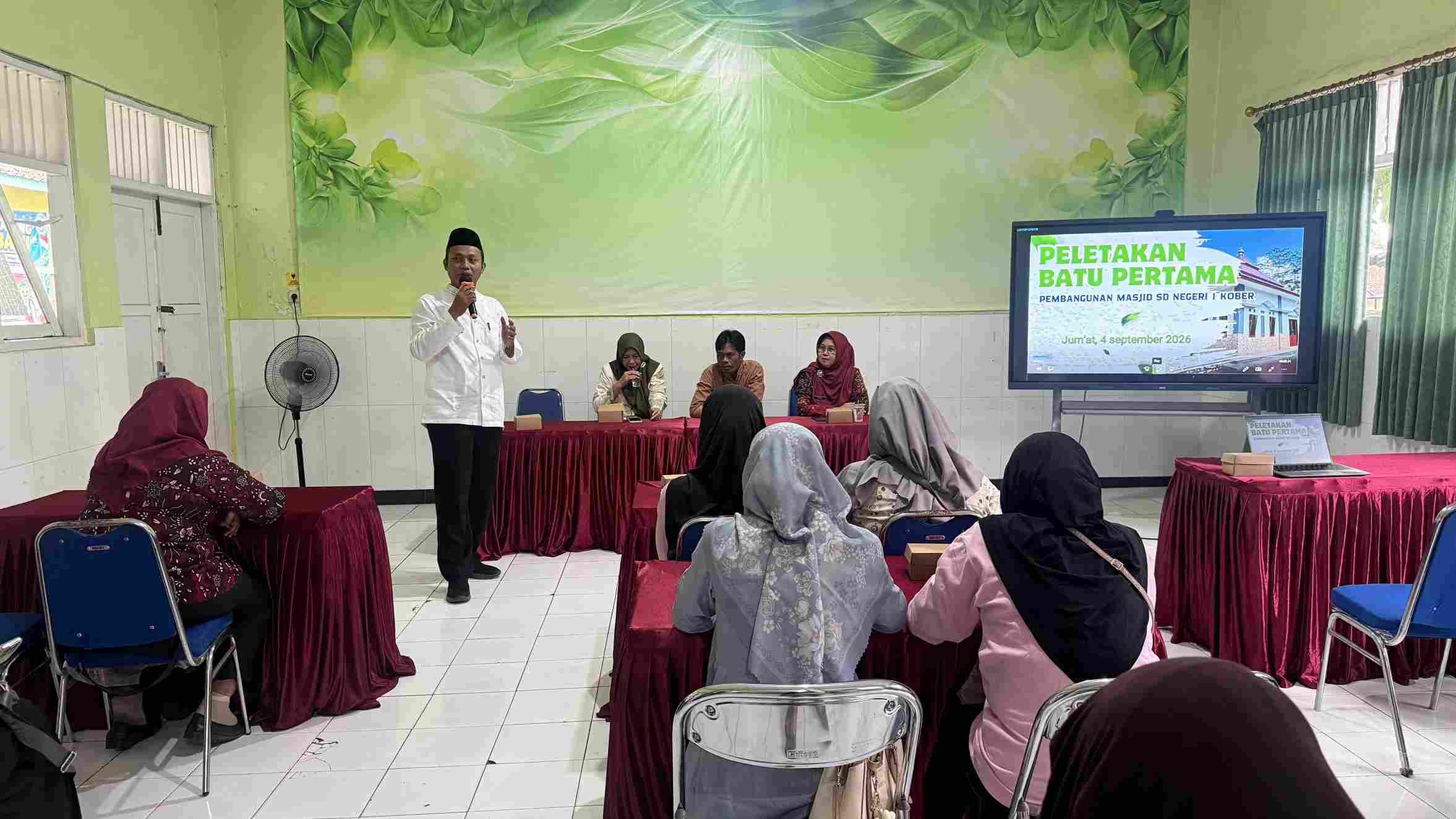 Doa dan Gotong Royong Iringi Peletakan Batu Pertama Masjid SDN 1 Kober