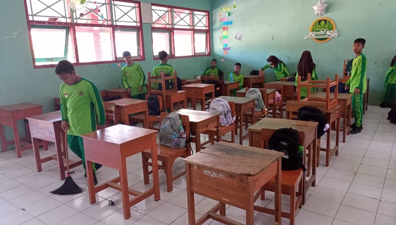 Semangat Gotong Royong, Murid MTsN 3 Banyumas Persiapkan Lokasi Kemah Bakti Pramuka 2026