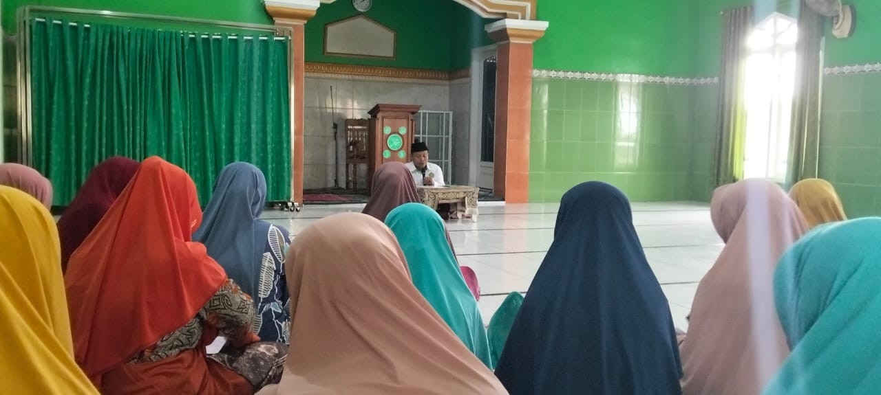 Perkuat Fondasi Ibadah Warga, Penyuluh KUA Gumelar Tekankan Tata Cara Sholat Fardu di MT Nur Falah Desa Cihonje