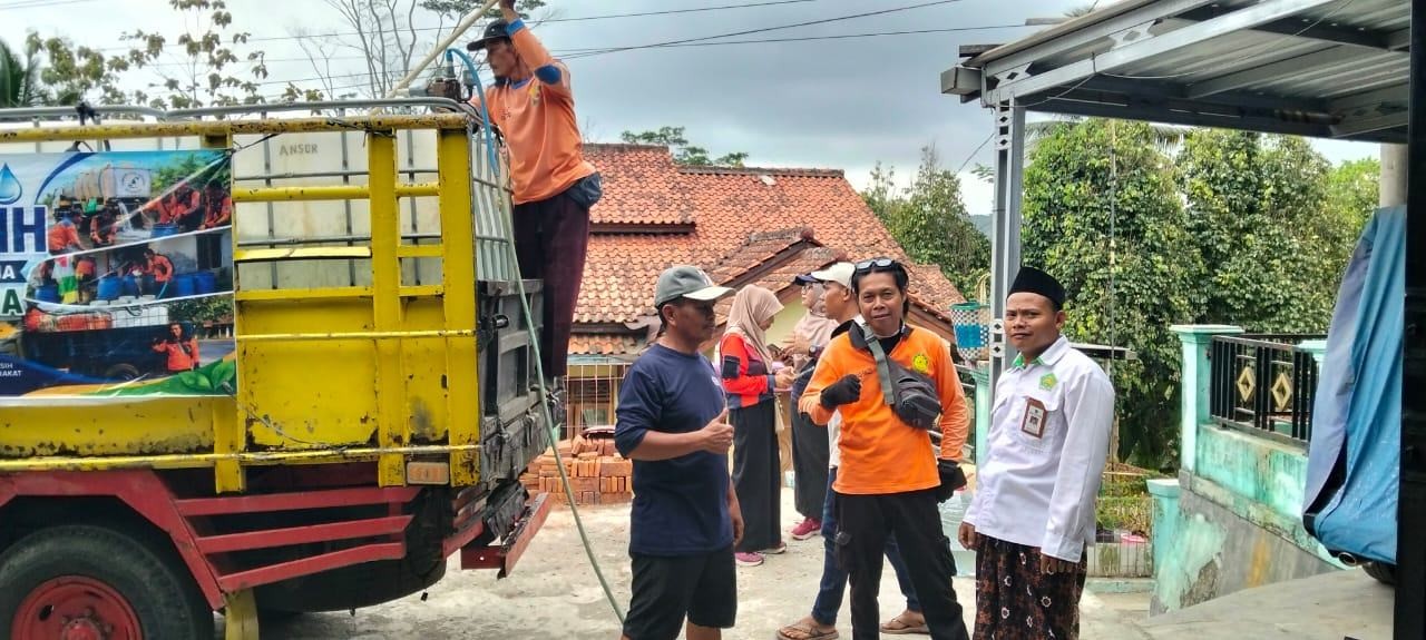 KUA dan Forkopimcam Gumelar Salurkan Bantuan Air Bersih untuk Warga Terdampak Kekeringan di Cihonje