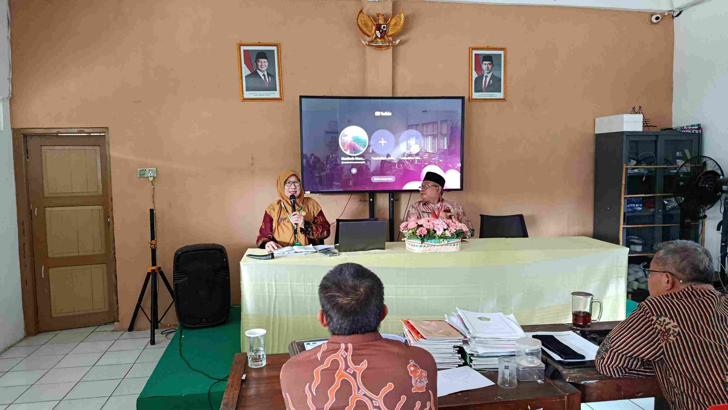 Dorong Kualitas Pendidikan, MTsN 3 Banyumas Didampingi Pengawas Madrasah dalam Pengisian Platform Digital MAGIS