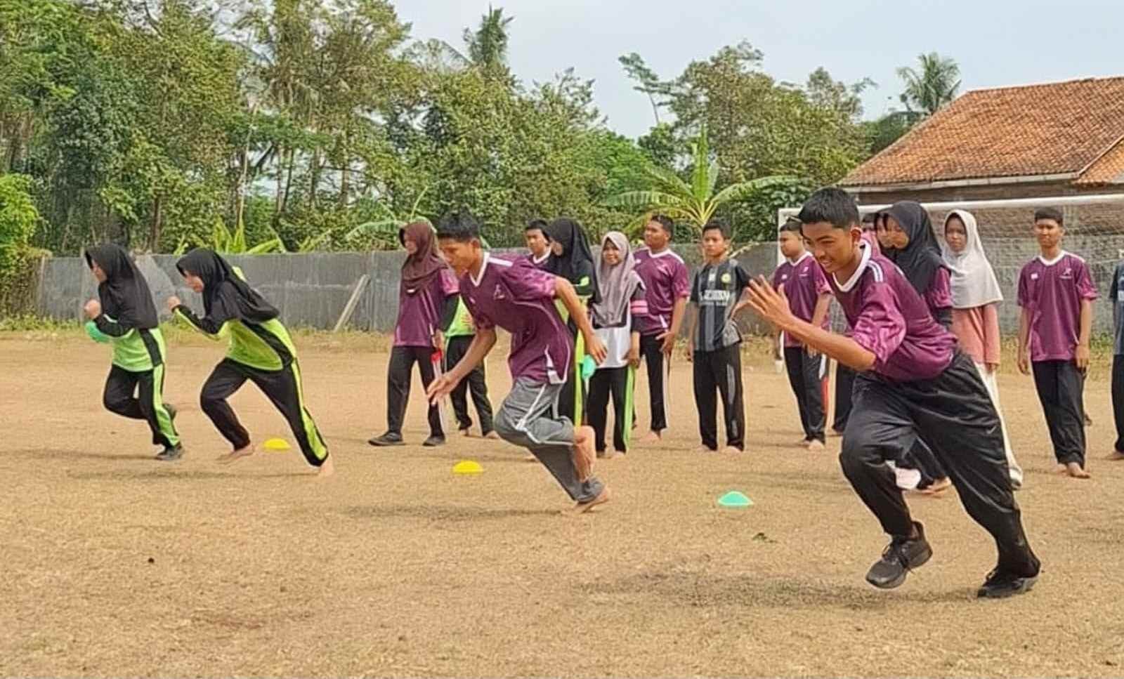 Antusiasme Murid MTs Modern Al Azhary Ikuti Ekstrakurikuler Atletik