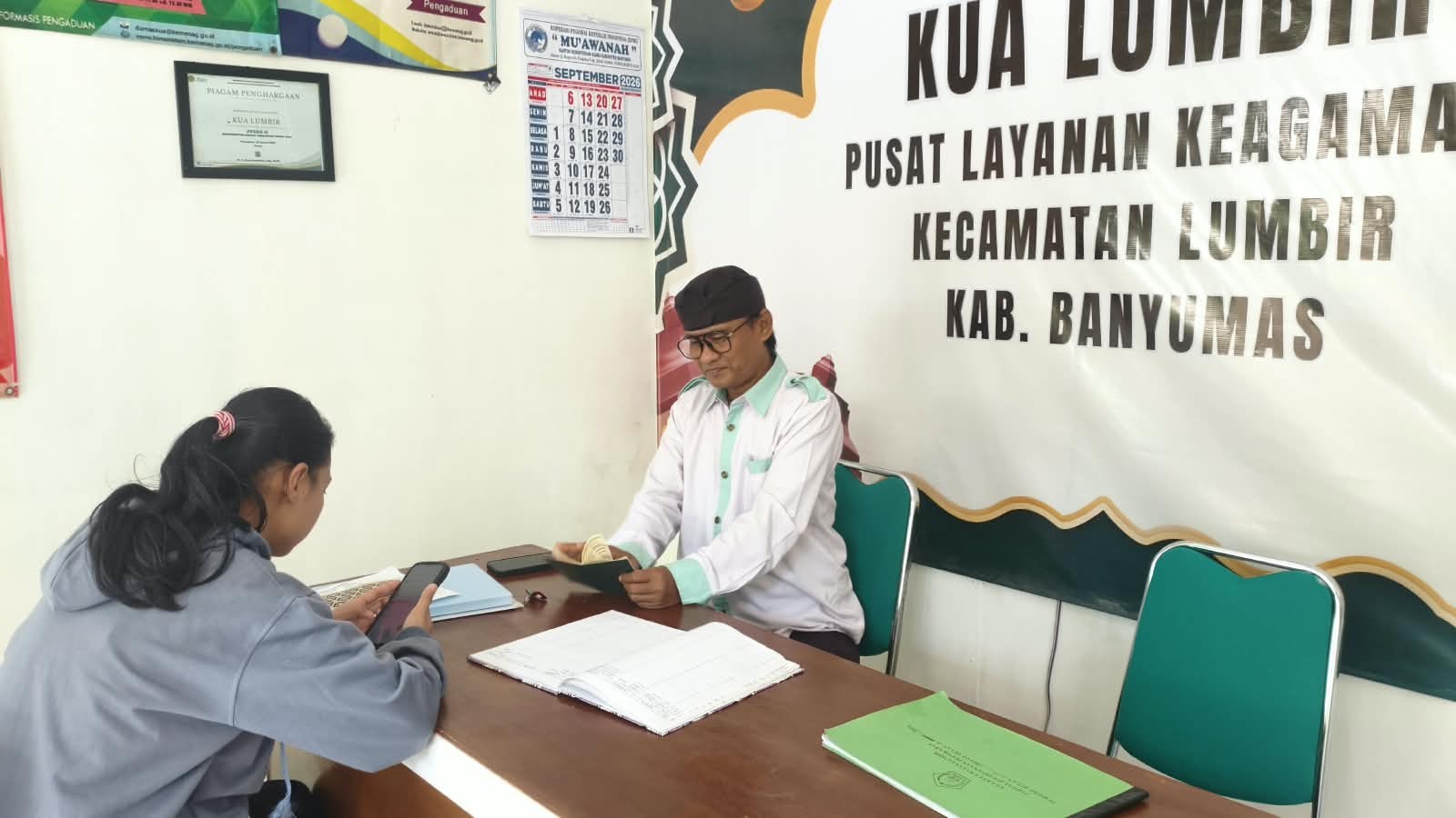 Butuh Akta Kelahiran untuk Bekerja ke Luar Negeri, Warga Datang ke KUA Lumbir
