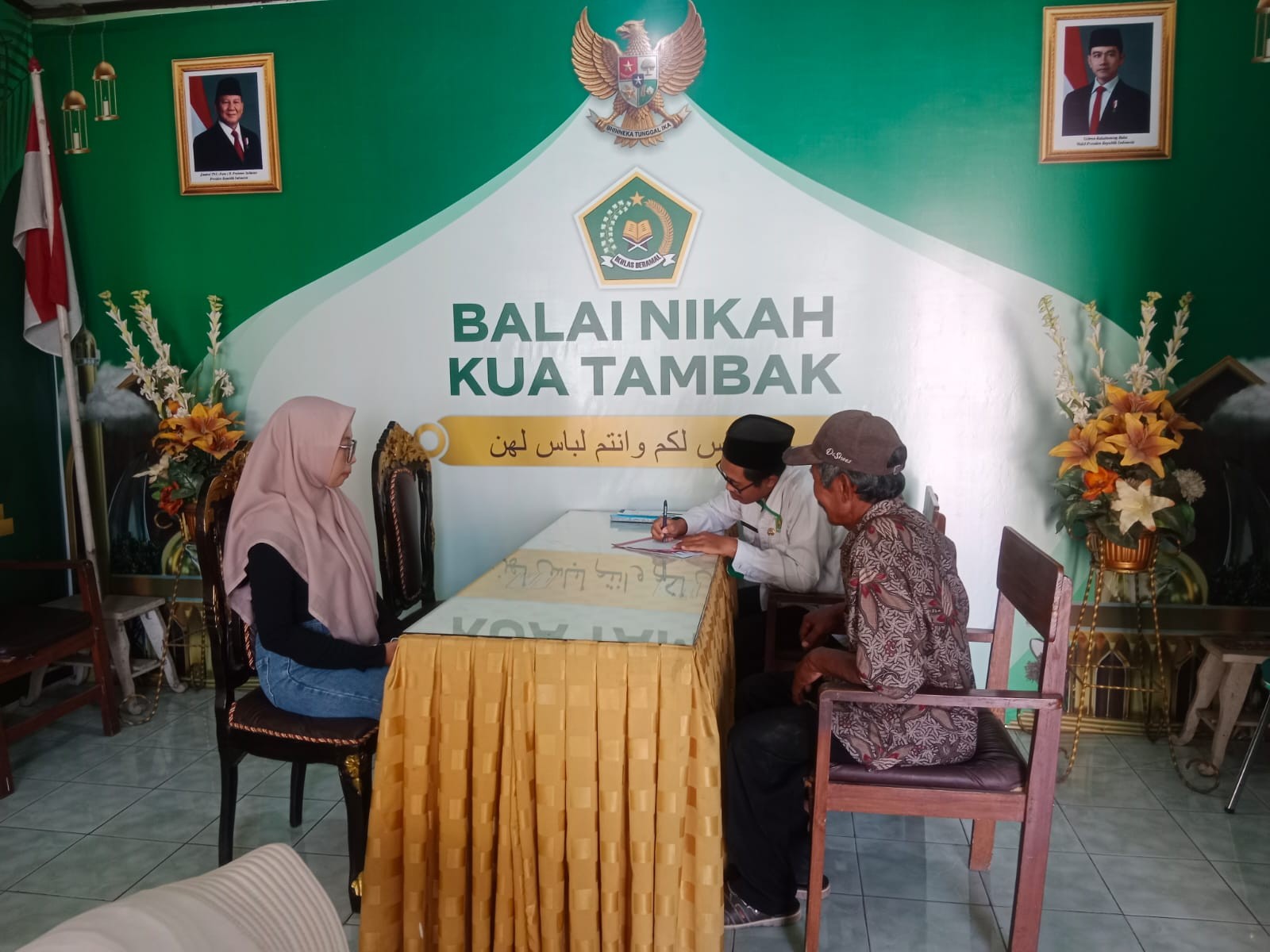 Penghulu KUA Tambak Lakukan Pemeriksaan Berkas Nikah Catin Asal Desa Prembun